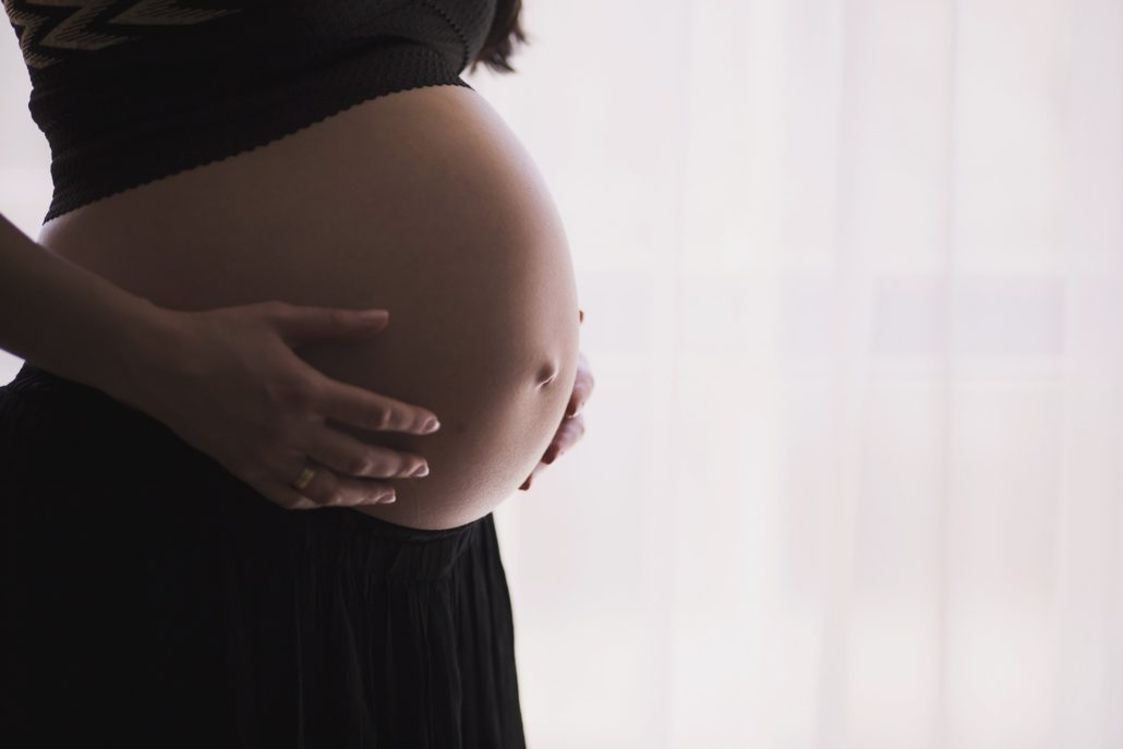 Der Bauch einer schwangeren Frau - Portrait