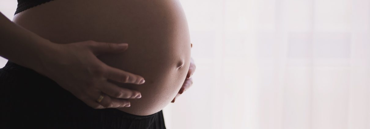 Der Bauch einer schwangeren Frau - Portrait