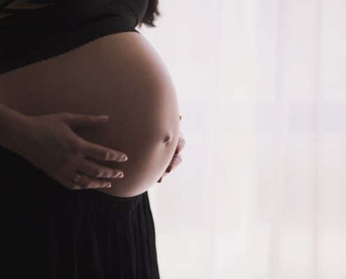 Der Bauch einer schwangeren Frau - Portrait