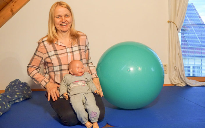 Hebammen Antonie Petersen mit einer Puppe in einem Ihrer Kursräume in der Hebammenpraxis in Neusitz